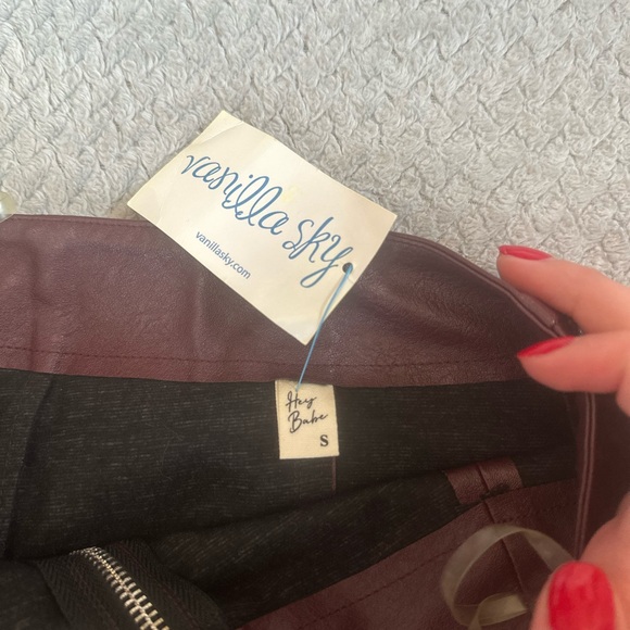 -vanilla sky zipper skirt
- never worn has tags
- burgundy color
-size small - Picture 3 of 3
